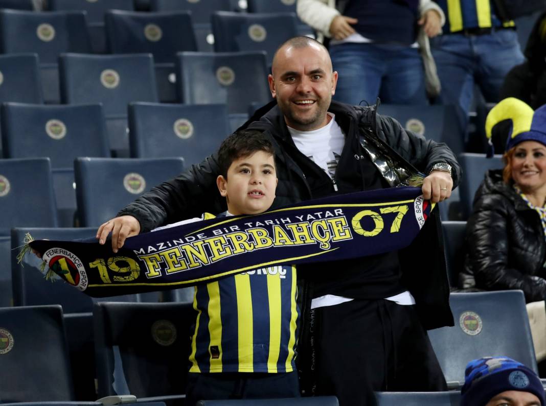 Fenerbahçe Fatih Karagümrük maçından çok özel fotoğraflar: Geri dönüş coşkusu tribünlere böyle yansıdı 15